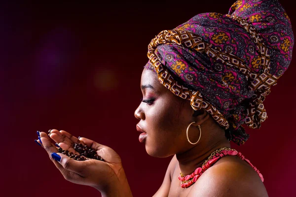 Красива африкансько-американська жінка з турбаном голова в студії — стокове фото