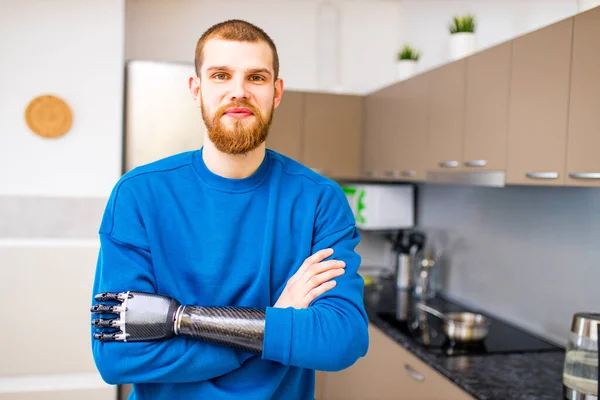 Modern biyoteknolojiye sahip genç bir adam dairede.