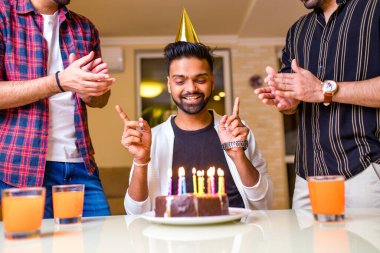 Doğum günü partisindeki restoranda Hintli arkadaşlar