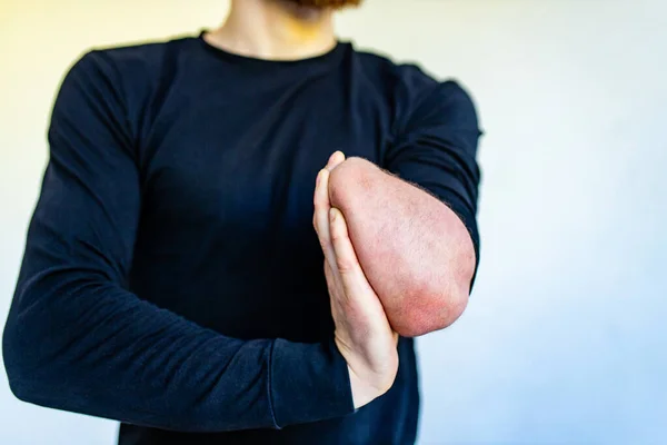 Uomo bello riscaldarsi e rimanere forte a casa allenamento — Foto Stock