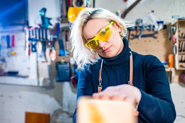 Ocupado diseñador de madera en un pequeño taller de carpintería —  Fotos de Stock