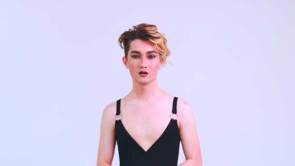 Selbstakzeptanz sanfte schöne Mann mit Make-up zeigt ein Herz im Studio weißen Hintergrund — Stockvideo