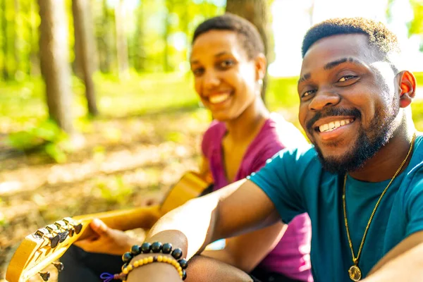 Dos personas afroamericanas felices enamoradas pasar tiempo al aire libre en el campamento — Foto de Stock
