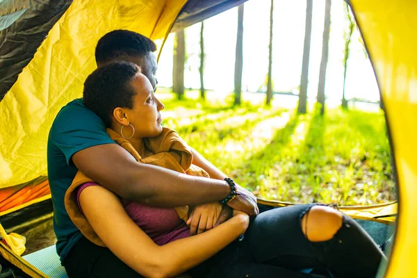 Duas pessoas felizes sentindo amor umas com as outras tendo fins de semana ao ar livre no piquenique na floresta — Fotografia de Stock