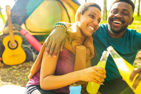 Bello sorridente coppia godendo avendo divertimento insiemein estate foresta tenda — Foto Stock