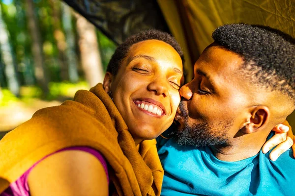 2人の幸せなアフリカ系アメリカ人がキャンプで屋外で過ごすのを — ストック写真