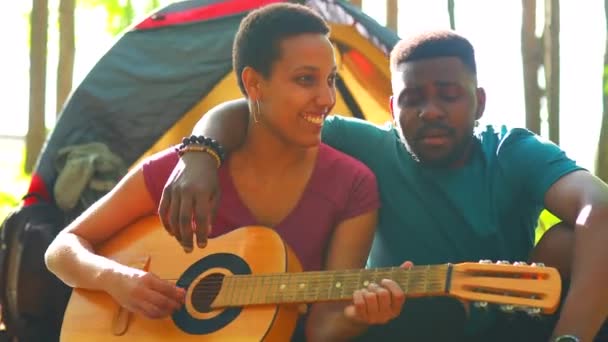 アフリカの人々は夏の公園で新しい一日を歓迎しギターを弾きます — ストック動画