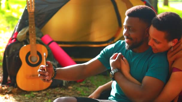 Afro casal latino na barraca tomando selfie usando smartphone moderno — Vídeo de Stock