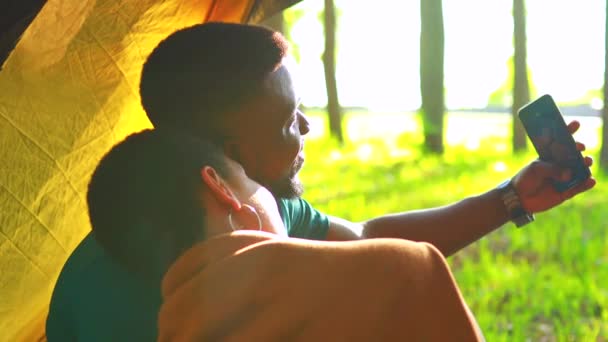 用现代智能手机在帐篷里自拍的一对拉丁裔夫妇 — 图库视频影像