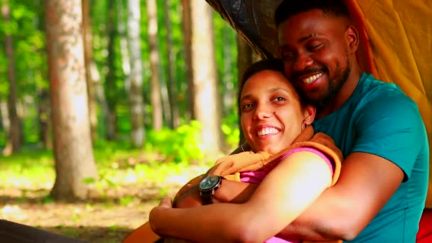Afrikanen op kampeerreis verwelkomen een nieuwe dag in het zomerpark — Stockvideo