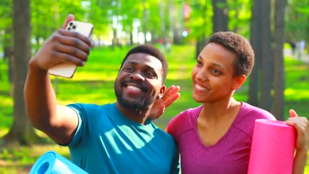Латино Американська пара готових до йоги час на відкритому повітрі рожевий і синій вигляд робить автопортрет на сучасному смартфоні привіт — стокове відео