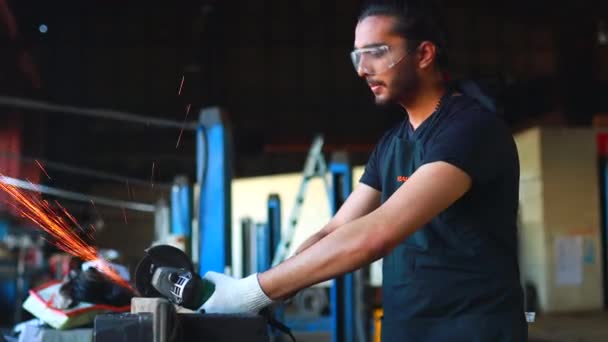 Lateinisch hispanische Automechaniker in Uniform untersucht ein Auto während der Arbeit im Autoservice — Stockvideo