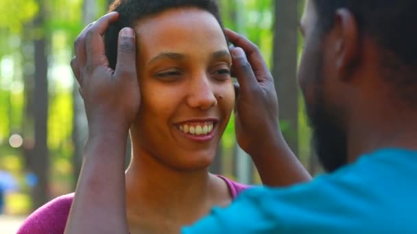 Afrikaans amerikaans paar praten samen in zomer park — Stockvideo