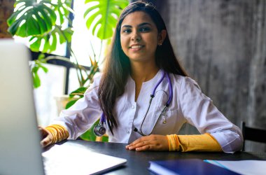 Modern ofiste Türk terapisti