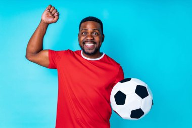 Aşılanmış karışık ırk enjeksiyon stüdyosundan sonra omzunda yapışkan bir bandaj gösteriyor.