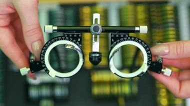 Görme yeteneğini koruyan optometrist, mağazadaki görme düzeltmesini kontrol ediyor