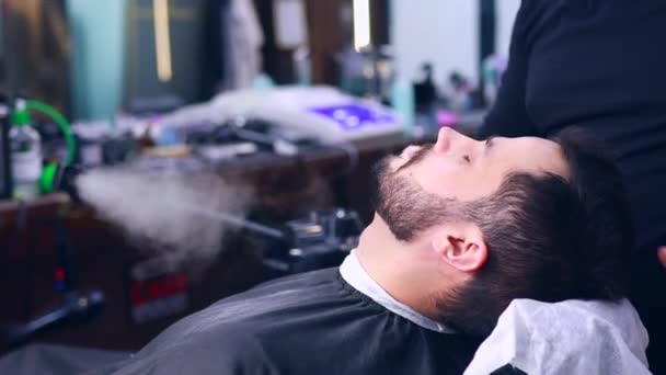 Peluquero corte de pelo del cliente masculino en la peluquería — Vídeo de stock