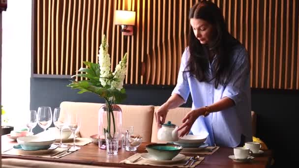 Étiquette concepteur professeur italien montrant comment régler correctement un plat dans un restaurant — Video