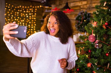 Neşe dolu Brezilya 'lı çekici kadın, sıcak odasında ailesiyle görüntülü konuşma yapıyor.