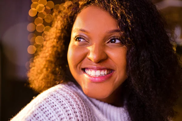 Femme heureuse sur le fond d'une guirlande de lampes Noël et Nouvel An concept — Photo