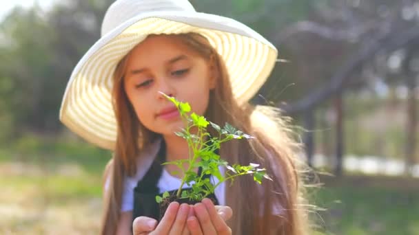 Красива школярка підліток проводить час на відкритому повітрі в саду — стокове відео
