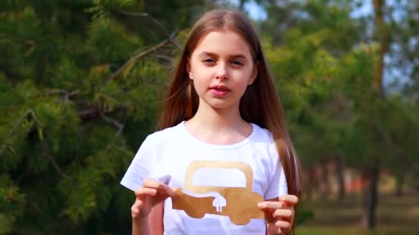 Menina com ambiente de carro de papel de passatempo criativo artesanato, eco friendly, economizar energia no parque no dia de verão — Vídeo de Stock