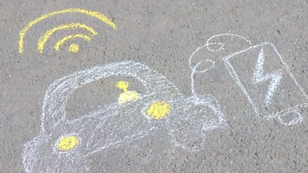 Bambina con hobby creativo artigianale disegno electro sull'asfalto con ambiente auto gesso, eco-friendly, risparmiare energia nel parco durante la giornata estiva — Video Stock