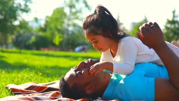 自然の中でピクニックを楽しむ幸せな国際家族 — ストック動画
