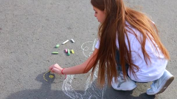 Bambina con hobby creativo artigianale disegno electro sull'asfalto con ambiente auto gesso, eco-friendly, risparmiare energia nel parco durante la giornata estiva — Video Stock