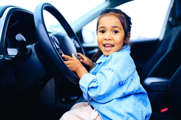 Menina feliz no carro indo em uma viagem de férias de verão — Fotografia de Stock