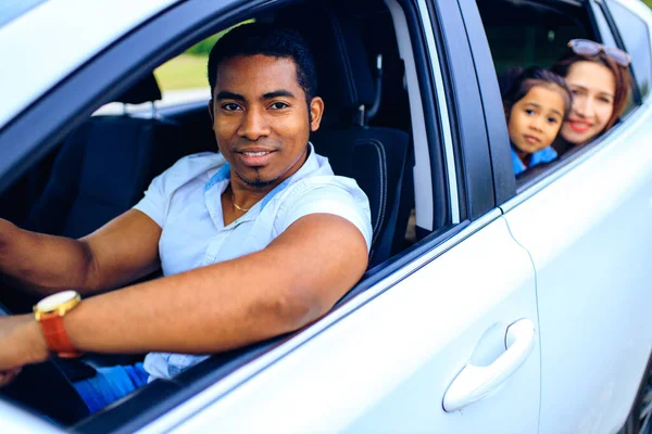 Latino hispânico homem e bela mulher com bonito filha pronta para viagem no carro — Fotografia de Stock