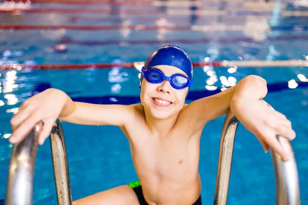 Ragazzo disabile con sindrome di Down in cuffia da nuoto con occhiali — Foto Stock