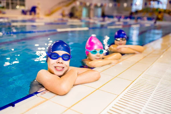 Ragazzi e ragazze disabili con sindrome di Down in cuffia da nuoto con occhiali — Foto Stock