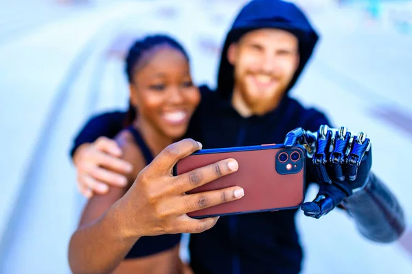 Mischlingsfreunde trainieren gemeinsam im Freien und machen Selfie-Foto mit Smartphone-Kamera — Stockfoto