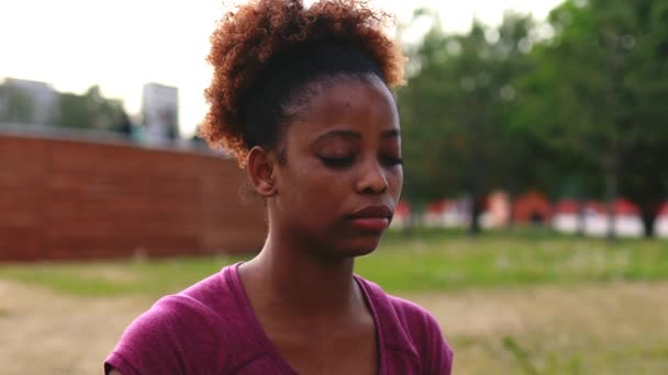 Joven africana americana mujer trainer con corto rizado cabello listo para yoga tiempo al aire libre meditando — Vídeo de stock