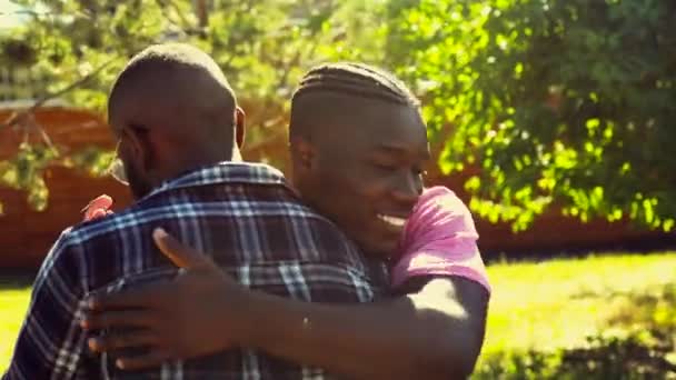 Αφροαμερικανοί αδελφοί που περνούν τις καλοκαιρινές διακοπές τους στο ηλιόλουστο πάρκο — Αρχείο Βίντεο
