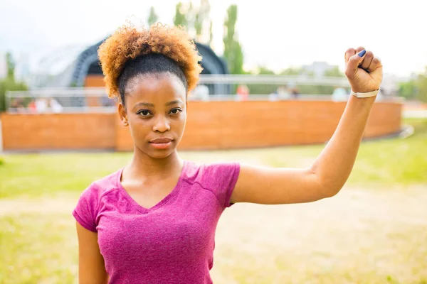 Forte brasileiro mulher posando ao ar livre sity fundo — Fotografia de Stock