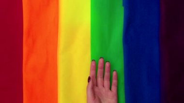 Çok renkli gökkuşağı arka planında kadın yumruğu