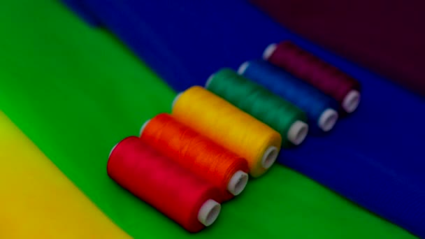 Morceaux de tissu multicolores et un fil sur la préparation de la table pour le défilé lgbt — Video