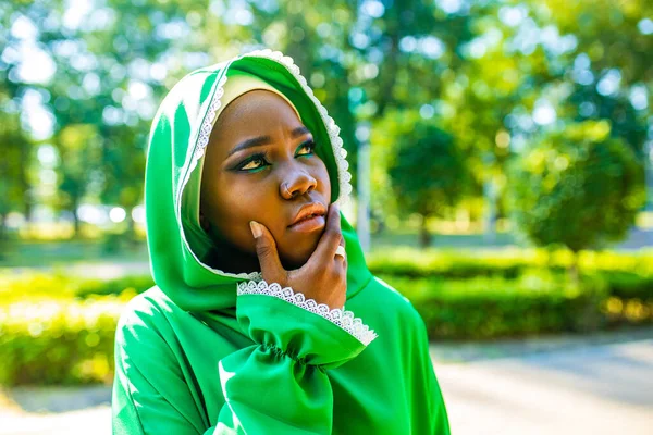 Brasilianerin im grünen Hijab mit Make-up und Nasenpiercing draußen im Sommerpark — Stockfoto