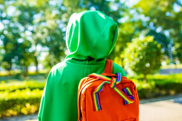 Afro femme moderne en hijab vert avec maquillage lumineux et nez perçant holg orabge sac à dos dans le parc — Photo