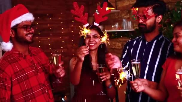 Gente árabe celebrando la fiesta de Navidad o Año Nuevo con luces de Bengala — Vídeos de Stock