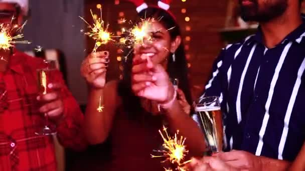 Arabský lid slaví vánoční nebo silvestrovský večírek s bengálskými světly — Stock video