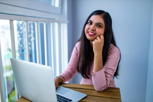 Индийская женщина сидит дома и учится онлайн — стоковое фото