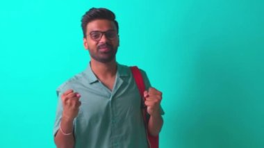 Hintli öğrenci ilham verici bir fikir. Mavi Studi 'de bir kalem tutan gözlük takıyor.