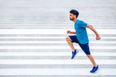 Doğudaki etnik insanlar güneş ışığında birlikte egzersiz yapıyorlar.