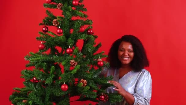 Afro spaanse vrouw viering kerst in zilveren jurk — Stockvideo
