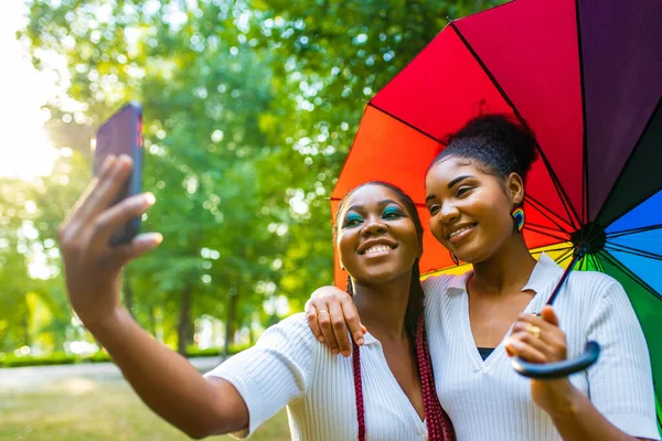 快乐的非洲裔美国人一对恋爱中的两性关系夫妇在夏季公园的户外约会 — 图库照片