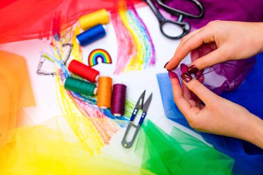 Çok renkli kumaş parçaları ve masanın üzerinde bir iplik. Geçit töreni için hazırlık.