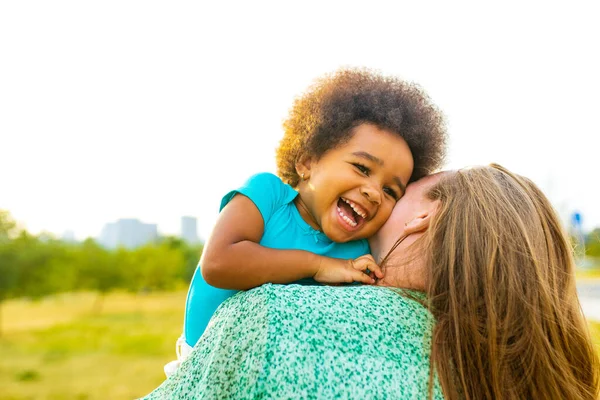 çok kültürlü bir ailenin yaz parkında birlikte geçirdiği gün.